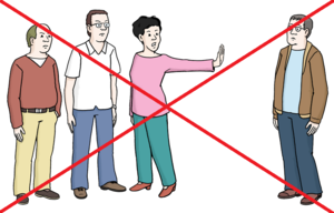 Eine Personengruppe steht zusammen, wobei eine Person mit ausgestreckter Hand jemanden abwehrt.