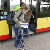 Heike Goller-Lenz hilft einer Frau mit Gehbehinderung beim Ausstieg aus dem Bus