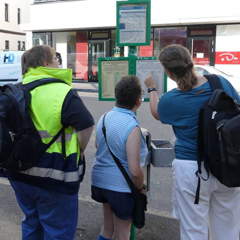 Heike Goller-Lenz liest mit 2 anderen Frauen einen Busfahrplan