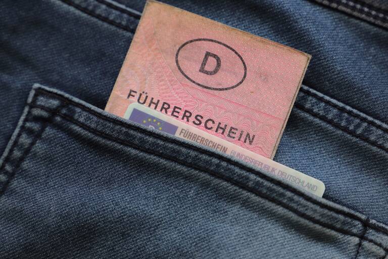 In einer Jeanstasche stecken ein alter rosafarbener Führerschein und ein neuer europäischer Führerschein im Kartenformat.