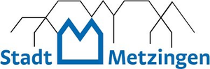 Das Bild zeigt das Logo der Stadt Metzingen mit stilisierten Umrissen von Häusern und dem Schriftzug "Stadt Metzingen" in Blau.