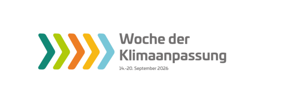 Ein Logo mit fünf farbigen Pfeilen und Text.