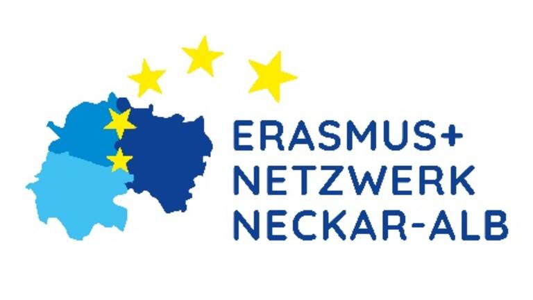 Das Bild zeigt das Logo des Erasmus+ Netzwerks Neckar-Alb, bestehend aus einer stilisierten Landkarte in verschiedenen Blautönen und drei gelben Sternen, begleitet von der Schrift "ERASMUS+ NETZWERK NECKAR-ALB".